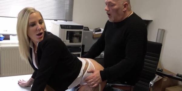 หนังโป๊ฝรั่ง Eingepisst abgefickt Lara Cumkitten  สาวร่านเอาเต้าไต่ควยเจ้านาย