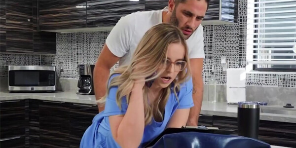 หนังฝรั่ง xx Fuck Her In The Kitchen น้องเมียคนสวยขย่มควยเด็ด ๆ เย็ดสด