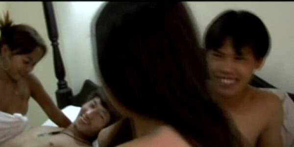 คลิปหลุดดูฟรี Asian threesome blowjob fucking วัยรุ่นแลกคู่กันเย็ด