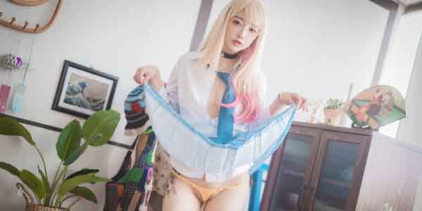 สาวหุ่นดีถ่ายแบบโป๊ เปิดกระโปรงสั้นโชว์หีสวยกลีบอูม ๆ เซ็กซี่อวดรอยสักสุดเอ็กซ์